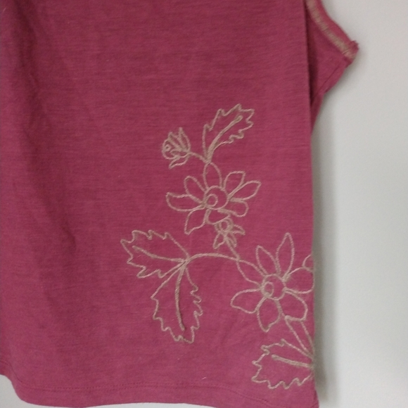 Dark Pink / Plum Color Camisole Sleeveless with Fuzzy (?) Edges Floral Details - Picture 3 of 4
